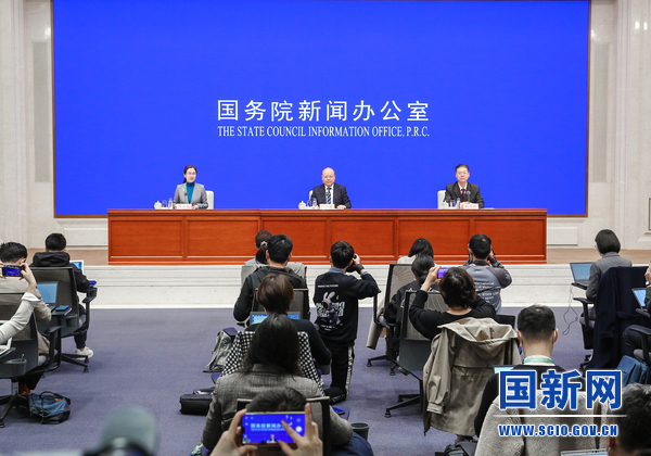 国务院新闻办吹风会解读《政府工作报告》修改情况