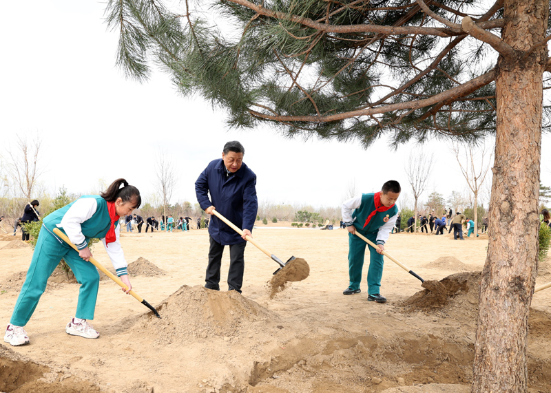 习近平在参加首都义务植树活动时强调：全社会都做生态文明建设的实践者推动者 让祖国天更蓝山更绿水更清生态环境更美好