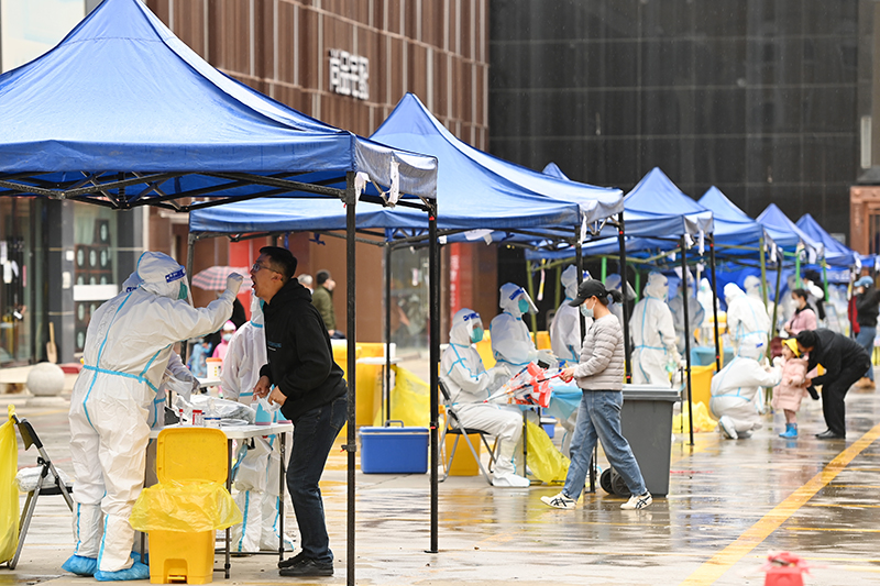 西宁：雨中核酸检测秩序井然