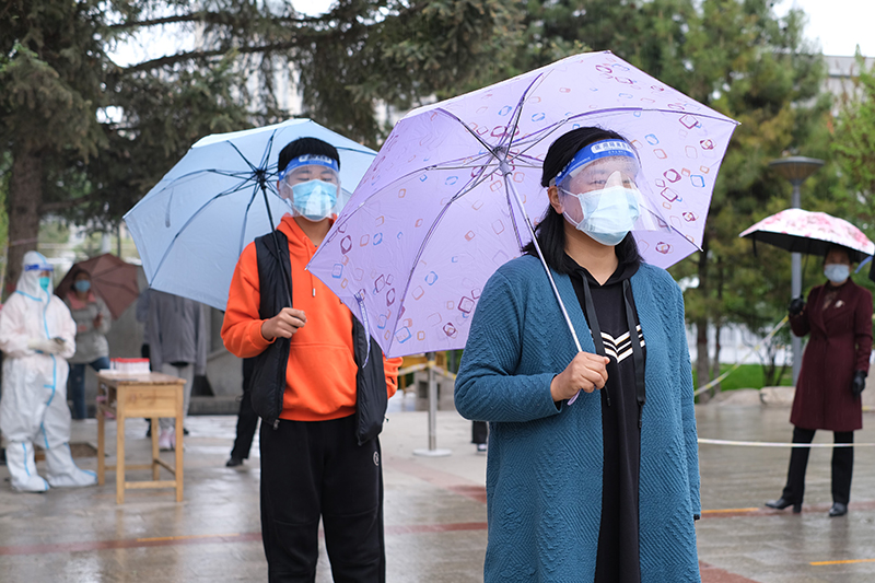 西宁：雨中核酸检测秩序井然
