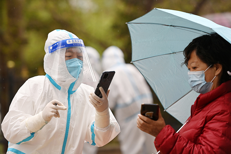 西宁：雨中核酸检测秩序井然