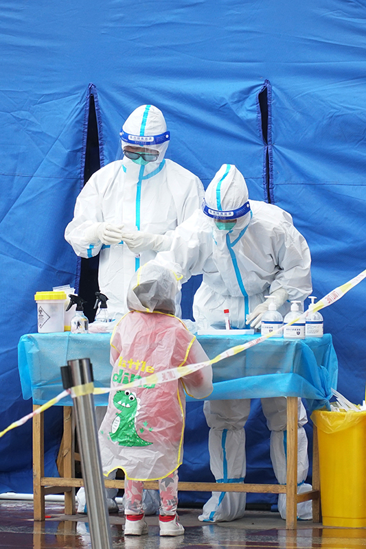 西宁：雨中核酸检测秩序井然