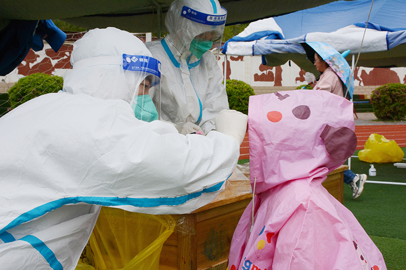 西宁：雨中核酸检测秩序井然