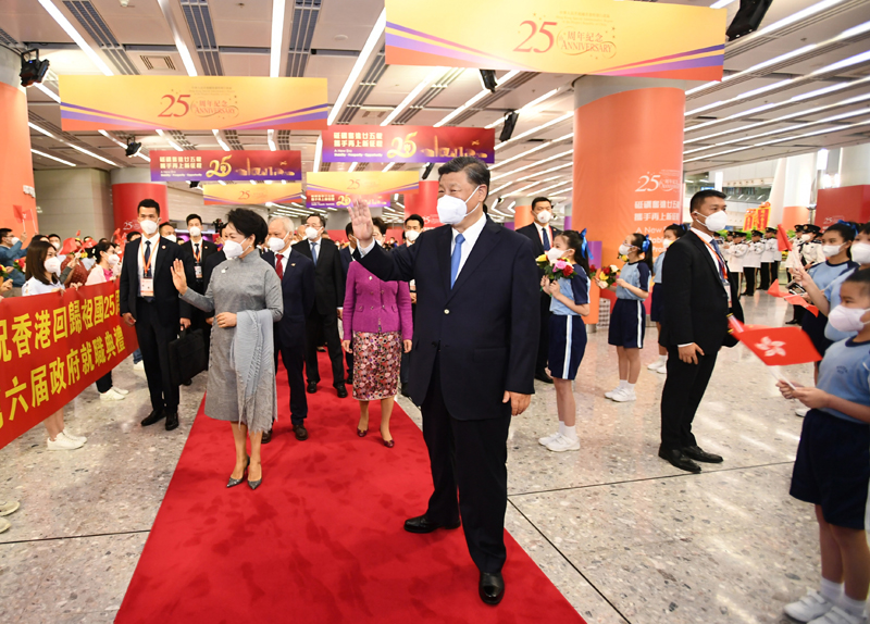 习近平抵达香港出席庆祝香港回归祖国25周年大会暨香港特别行政区第六届政府就职典礼并视察香港