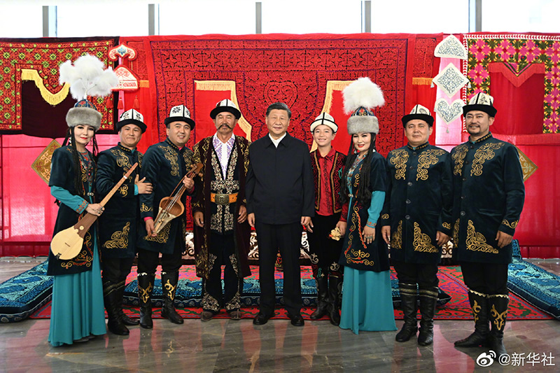 习近平观看《玛纳斯》说唱展示