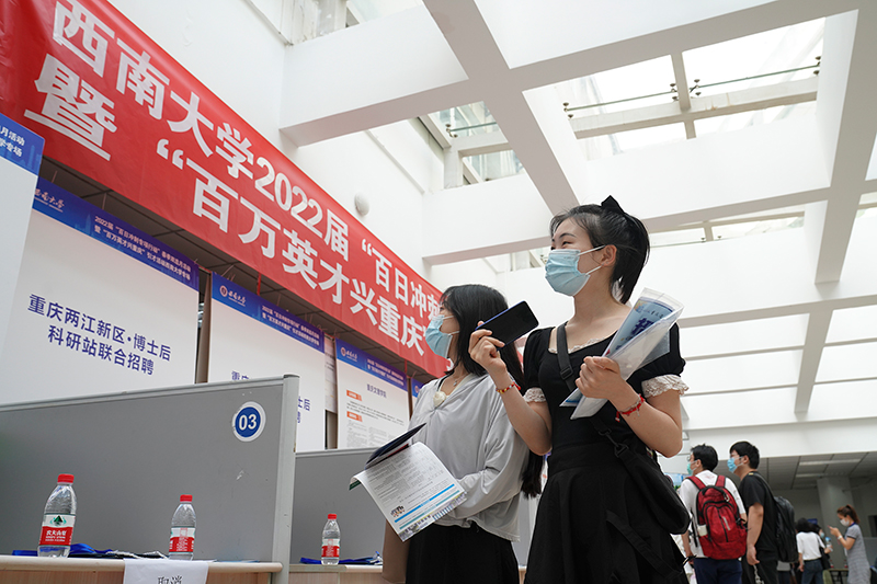 "疫情要防住、经济要稳住、发展要安全"——习近平总书记引领高效统筹疫情防控和经济社会发展述评