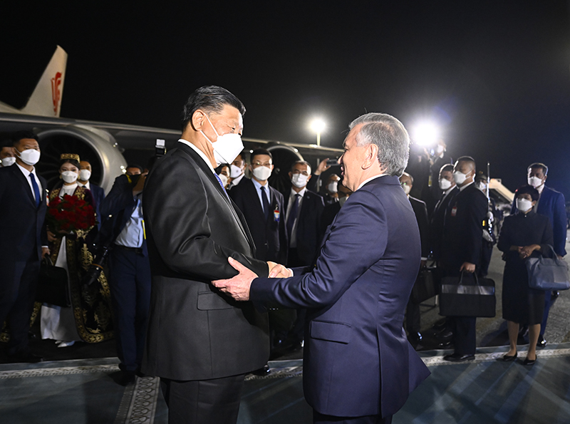 习近平抵达撒马尔罕 开始对乌兹别克斯坦共和国进行国事访问并出席上海合作组织成员国元首理事会第二十二次会议
