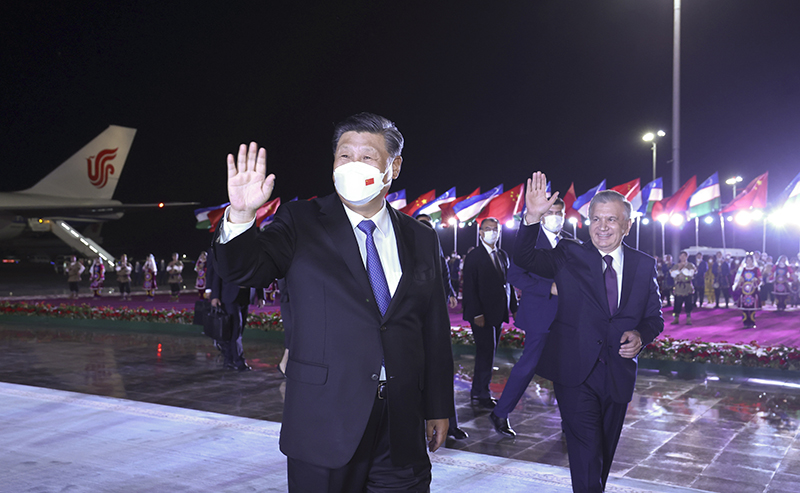习近平抵达撒马尔罕 开始对乌兹别克斯坦共和国进行国事访问并出席上海合作组织成员国元首理事会第二十二次会议