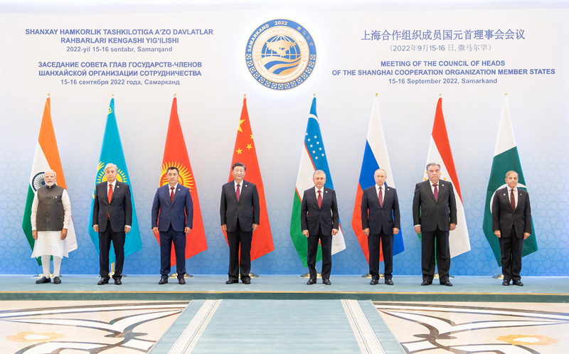 习近平出席上海合作组织成员国元首理事会第二十二次会议小范围会谈