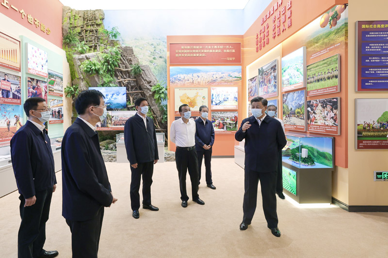 习近平在参观”奋进新时代”主题成就展时强调：踔厉奋发勇毅前行团结奋斗 夺取中国特色社会主义新胜利