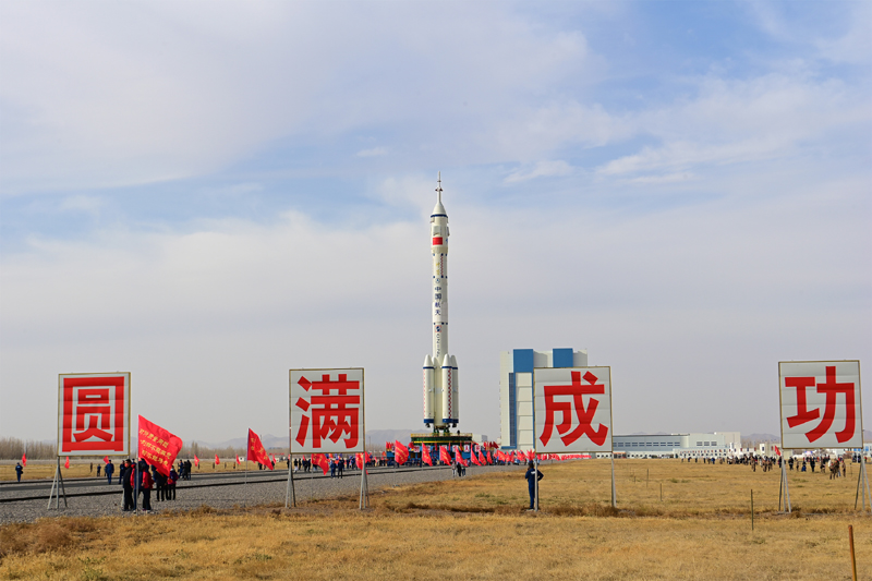 神舟十五号船箭组合体转运至发射区 计划近日择机实施发射